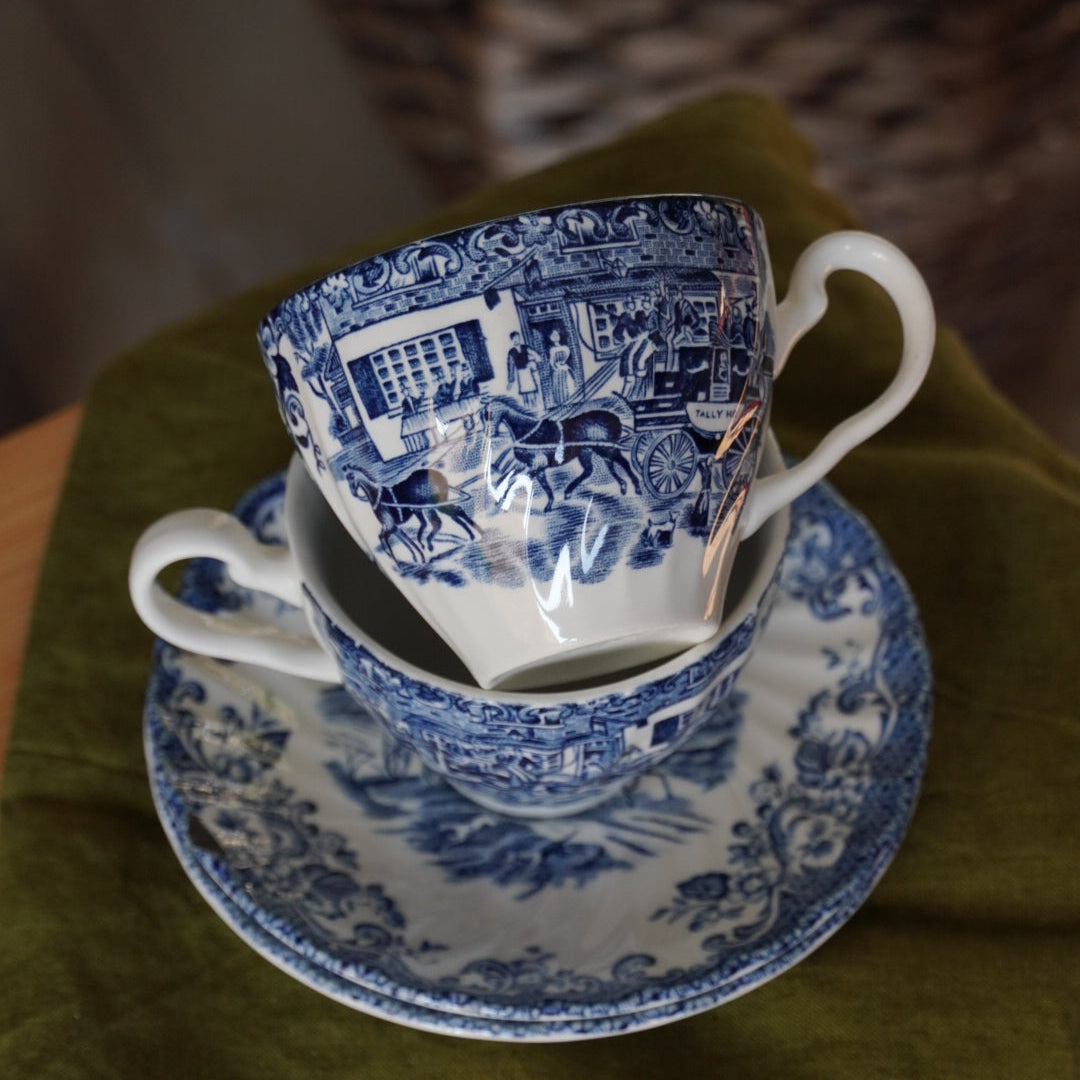 Tête à tête de tasses "Gill" en céramique anglaise aux motifs bleutés Johnson Bros modèle Caoching Scenes
