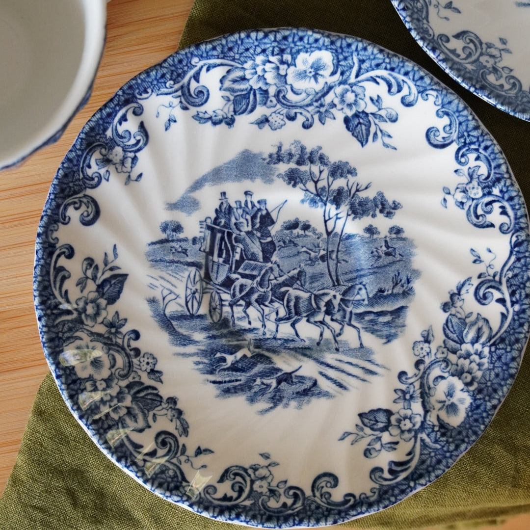 Tête à tête de tasses "Gill" en céramique anglaise aux motifs bleutés Johnson Bros modèle Caoching Scenes