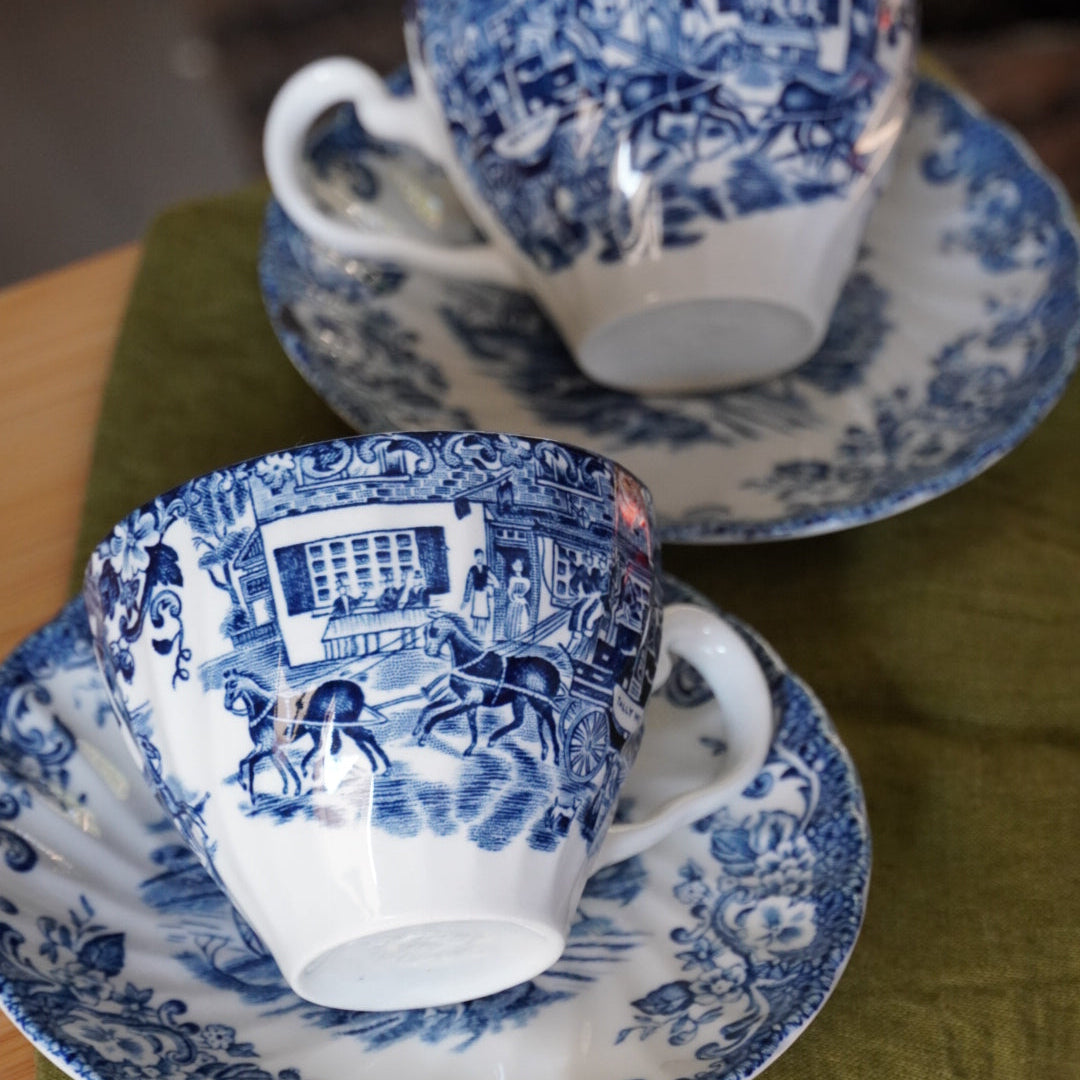 Tête à tête de tasses "Gill" en céramique anglaise aux motifs bleutés Johnson Bros modèle Caoching Scenes
