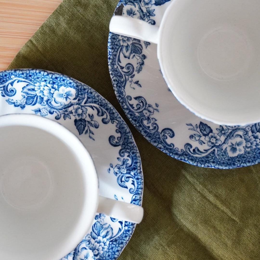 Tête à tête de tasses "Gill" en céramique anglaise aux motifs bleutés Johnson Bros modèle Caoching Scenes