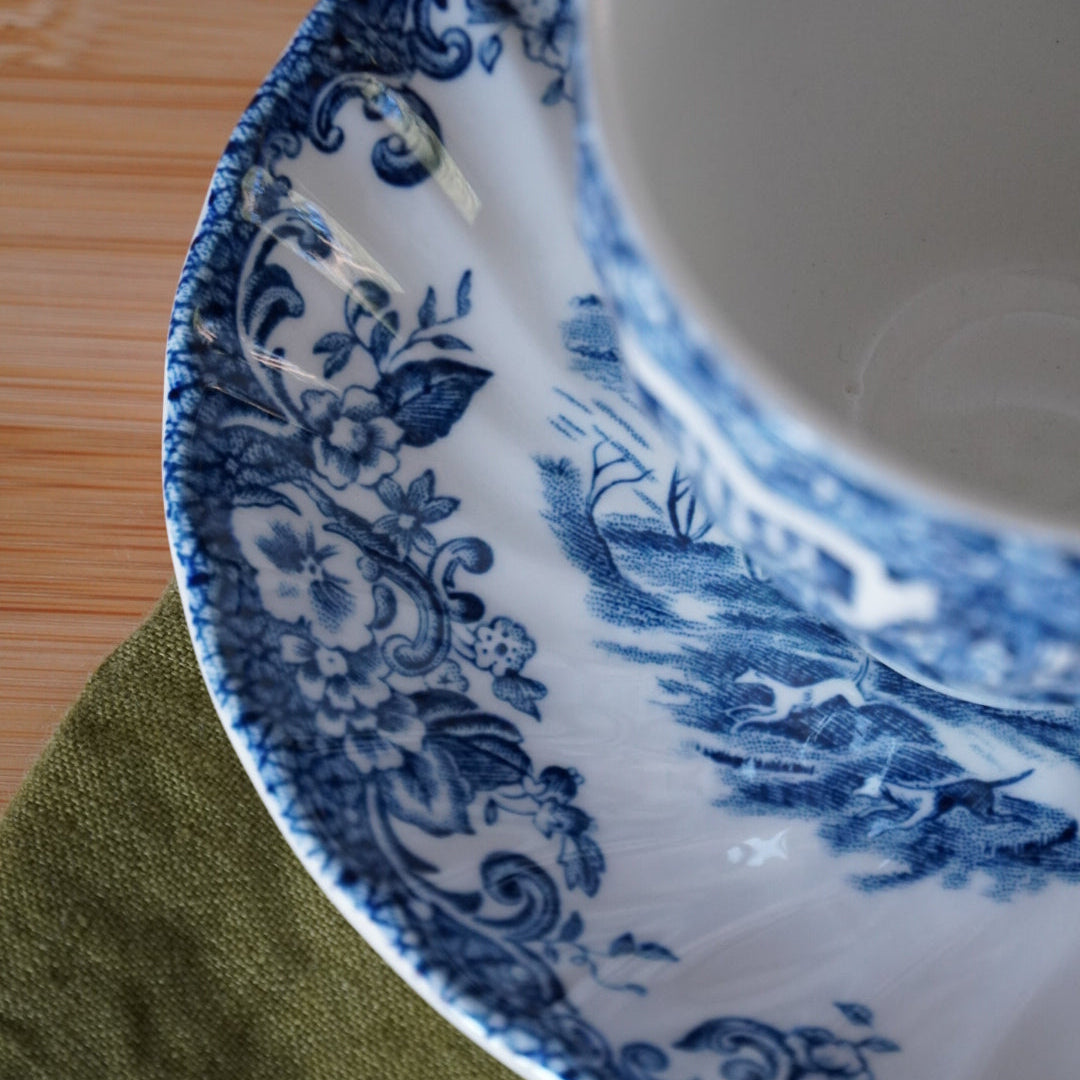 Tête à tête de tasses "Gill" en céramique anglaise aux motifs bleutés Johnson Bros modèle Caoching Scenes
