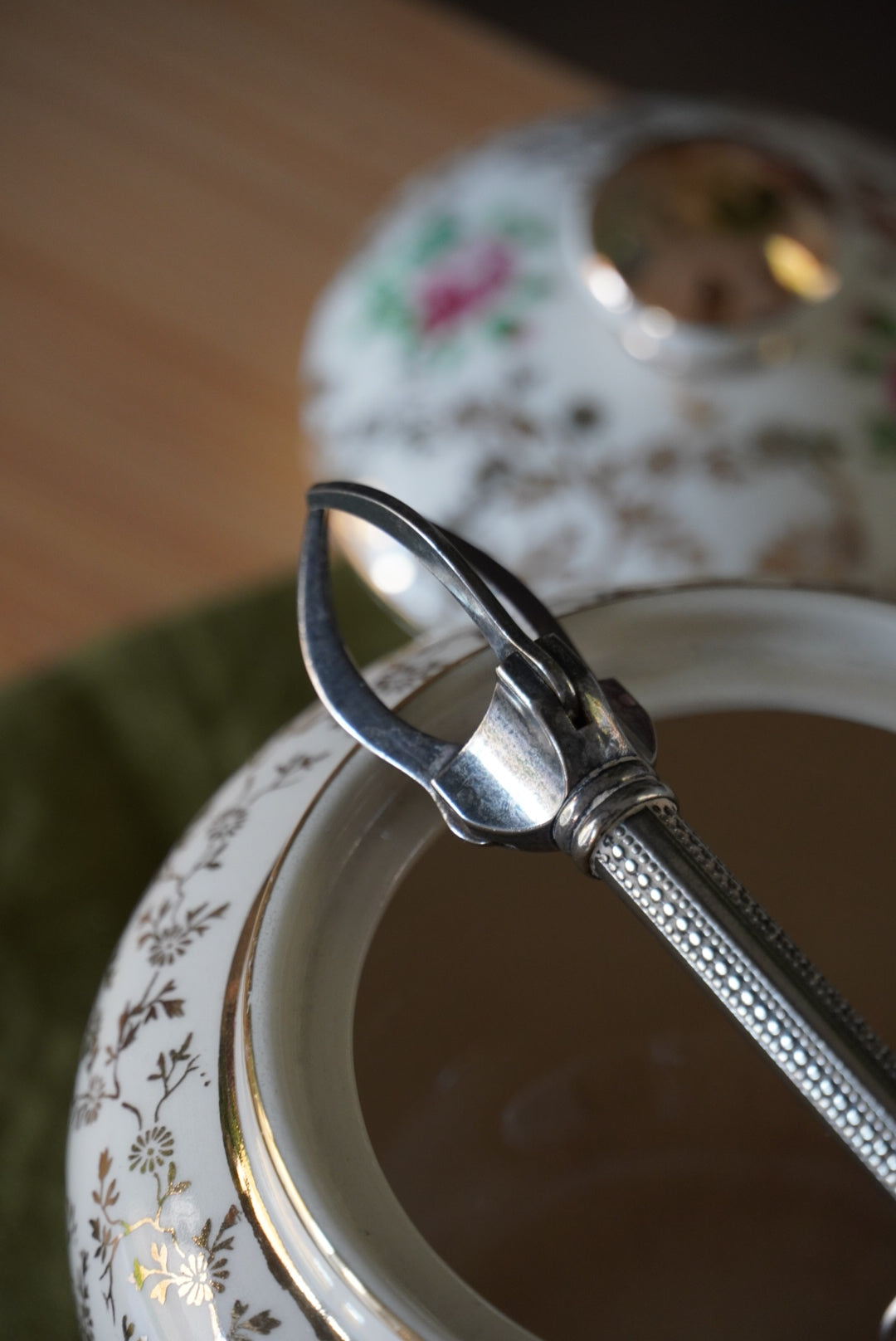 Pince à sucre "Aure" trident en décor perlé en métal argenté