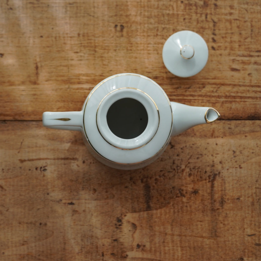 Petite théière "Rabella" en porcelaine blanche et dorée