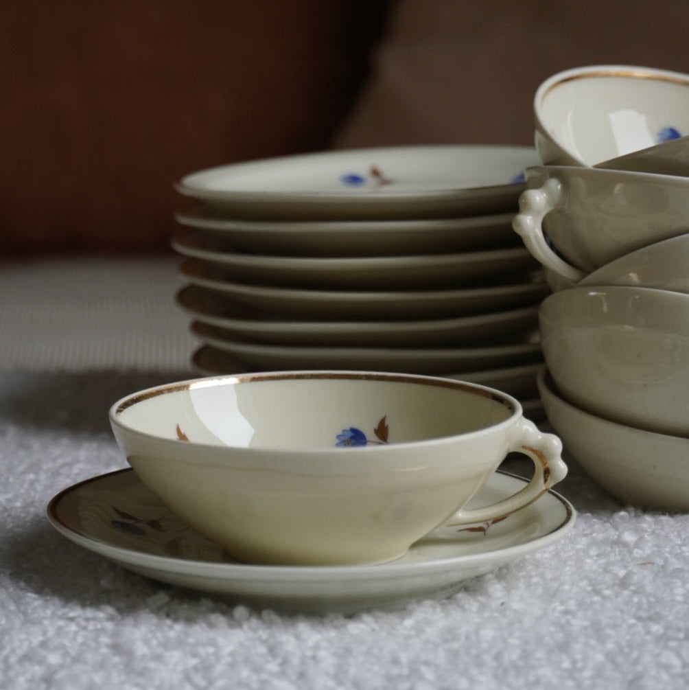 Ensemble de tasses à thé "Gladys" plates en porcelaine française fleuries et dorées (lot de 5 ou lot de 10)