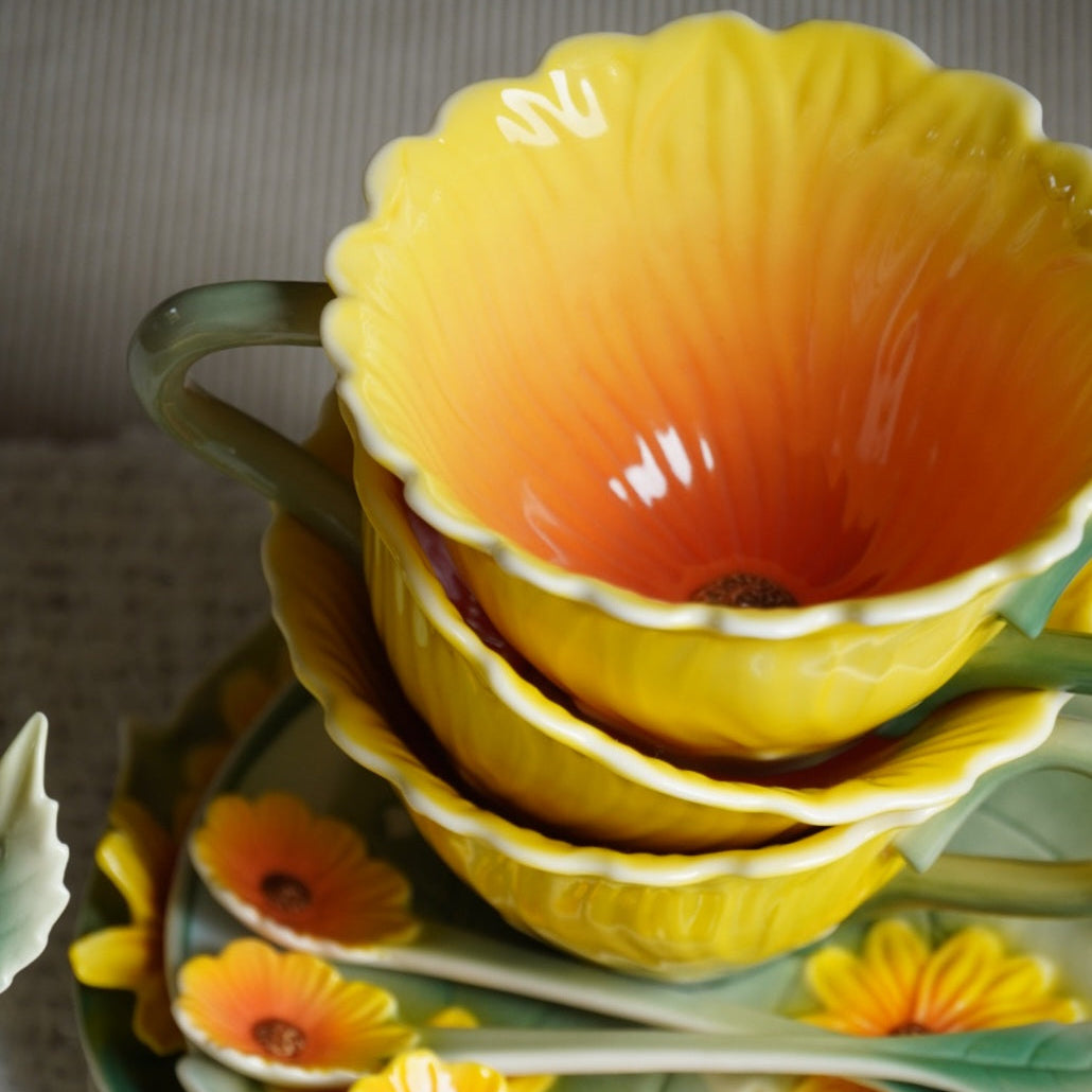 Ensemble de tasses "Azalée" en porcelaine en forme de fleur et leurs cuillères (lot de 4)