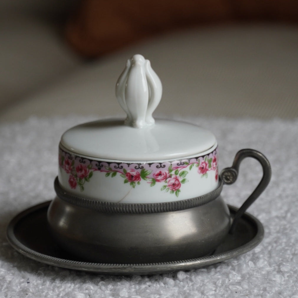 Tasse "Lavinia" en porcelaine italienne avec couvercle et porte tasse en étain à 95% signée Lavorazione a Mano Rama Peltro