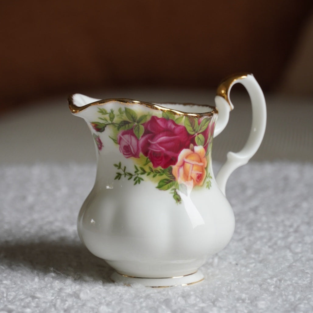 Pot à lait "Beth" en porcelaine anglaise fleuri et doré Royal Albert modèle Old Country Roses