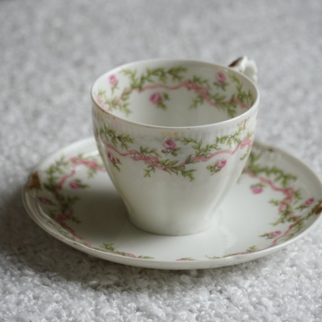 Petite tasse "Béryl" en porcelaine de Limoges fleurie et dorée signée Goa des début années 1900