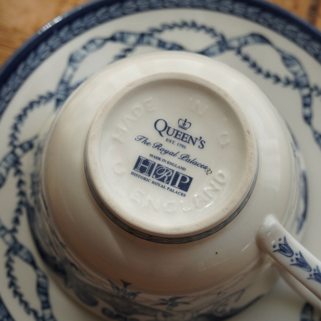 Tasse "Ariel" en porcelaine anglaise aux motifs bleutés Queen's HRP décor The Royal Palaces