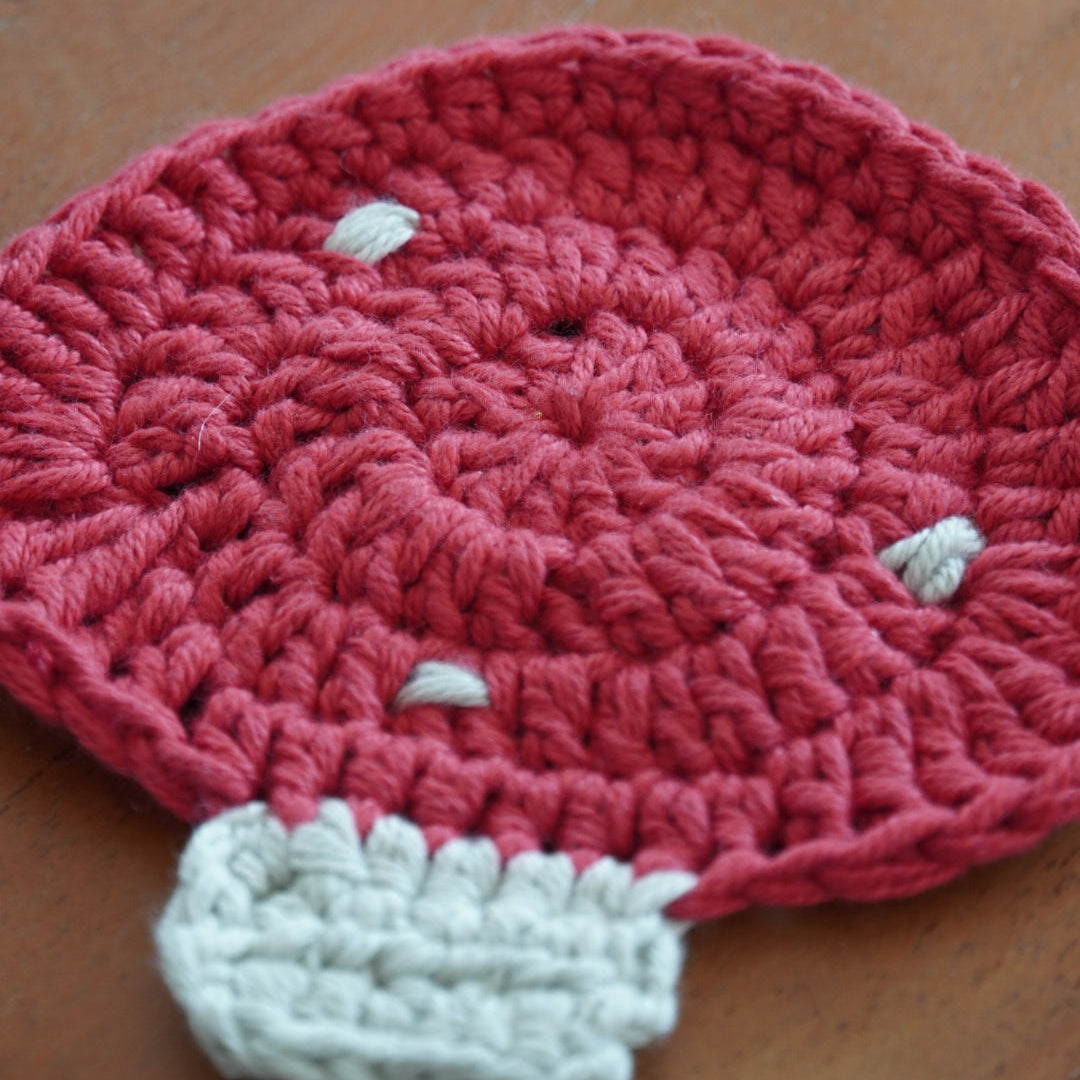 Sous-tasse en crochet champignon | rouge et blanc cassé