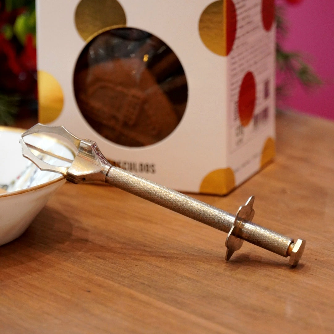 Case n°15 | Coupelle / repose sachet en porcelaine & pince à sucre trident en métal argenté sculpté & boîte de spéculoos Maison Dandoy