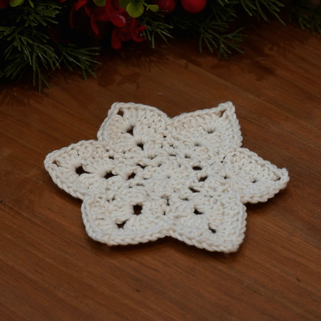 Case n°10 | Tasse en porcelaine Noël Sophie Allport & 4 sous-tasses en crochet étoiles (fait main)