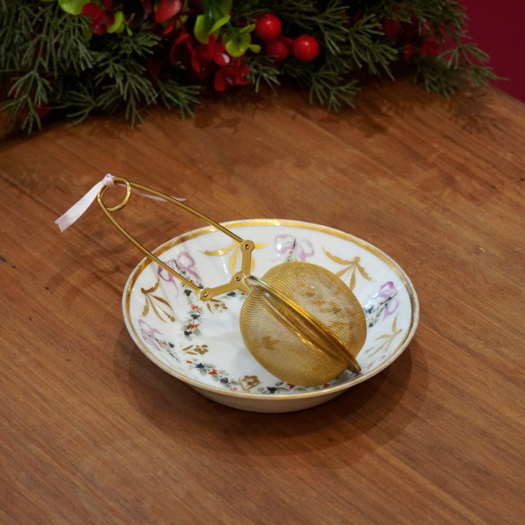 Case n°2 | Coupelle / repose sachet en porcelaine & pince à thé boule dorée