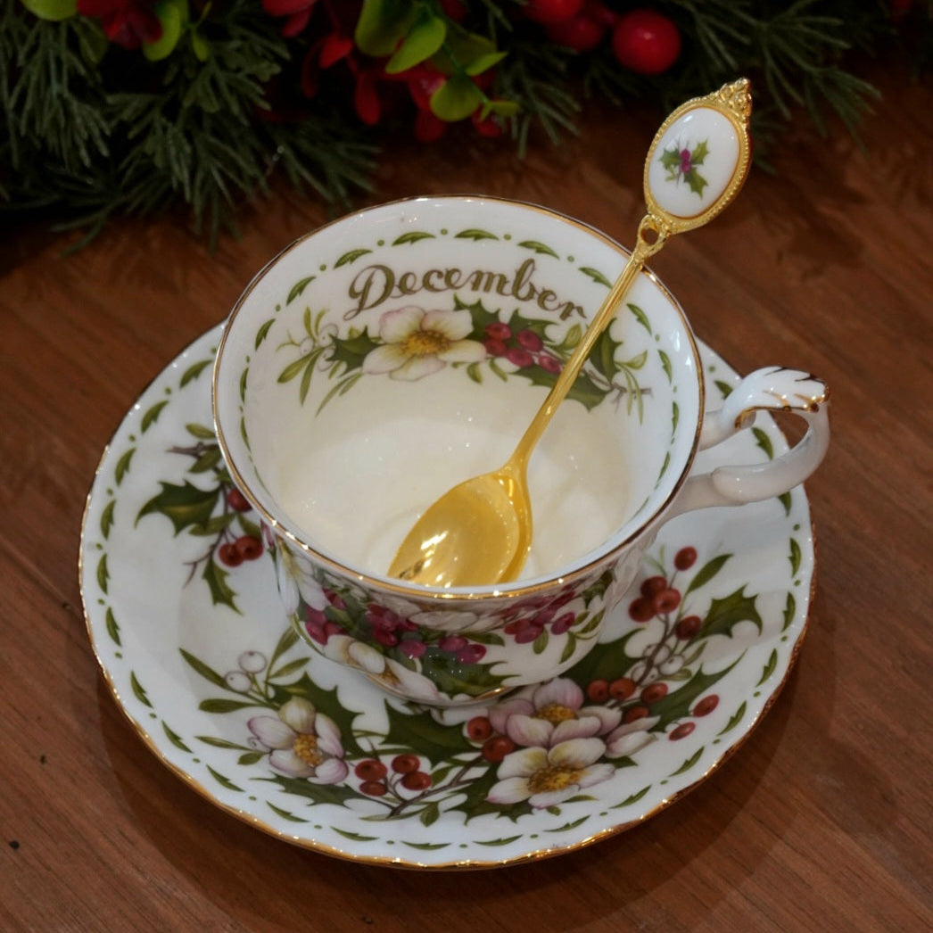 Case n°24 | Tasse "Décembre" en porcelaine anglaise Royal Albert et sa cuillère & coffret de 5 boîtes 20g de thé noir nature et aromatisé Betjeman & Barton