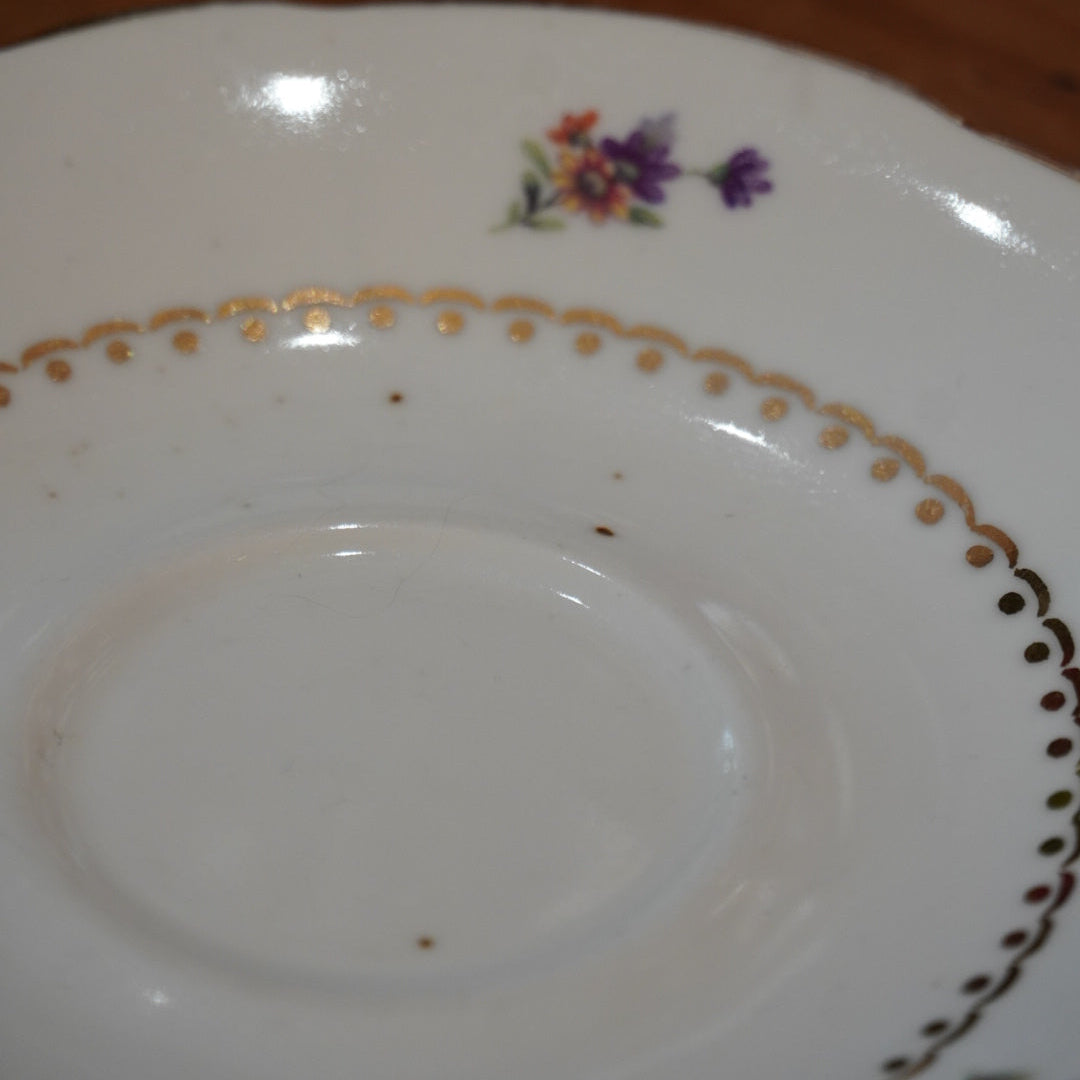 Case n°20 | Tasse en porcelaine fleurie et dorée de Limoges & boule à infuser le thé en forme de cœur