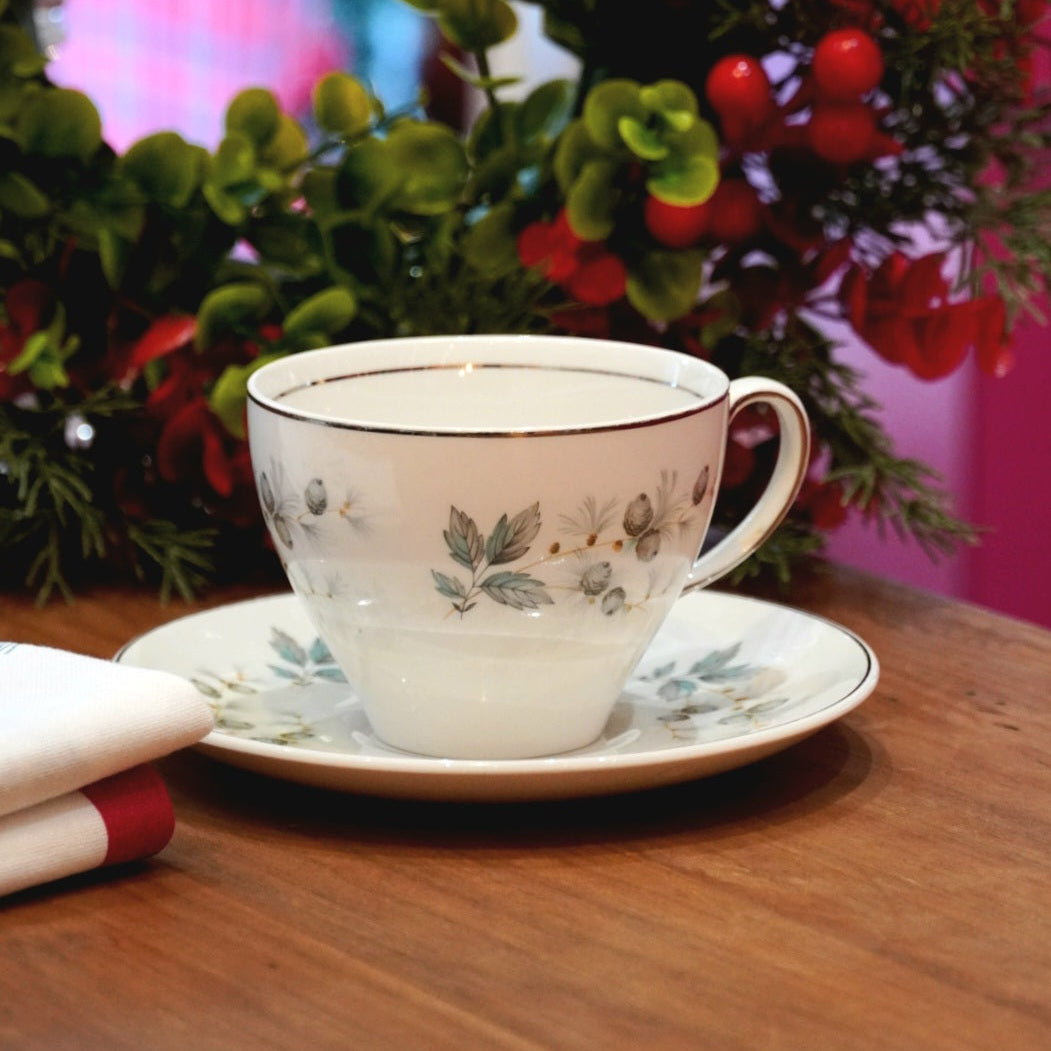Case n°6 | Tasse "Snowhite" en porcelaine anglaise Johnson bros & torchon "Merry christmas" Greengate