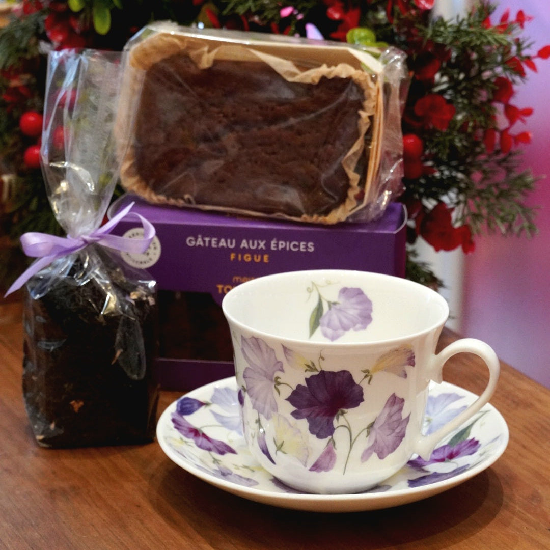 Case n°22 | Tasse "Sweet Pea" en porcelaine anglaise fleurie Roy Kirkham aux figues Maison Toussaint & 100g de thé noir à la violette Betjeman & Barton