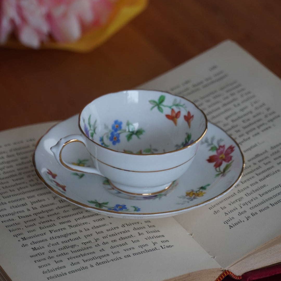 Petite tasse "Dorcas" en porcelaine anglaise fleurie et dorée Tuscan