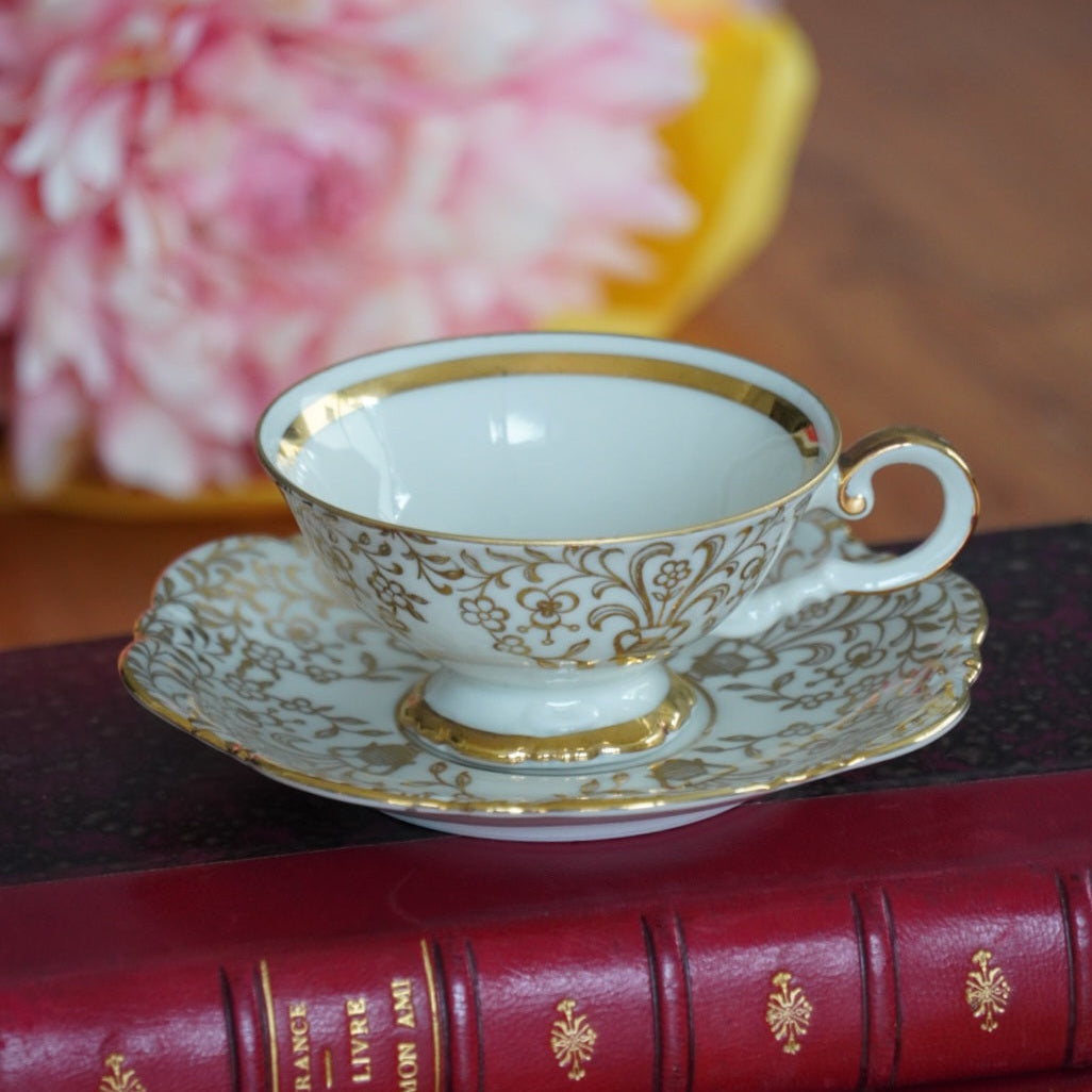 Petite tasse "Almut" en porcelaine blanche et dorée allemande Bavaria Johann Seltmann Vohenstrauß
