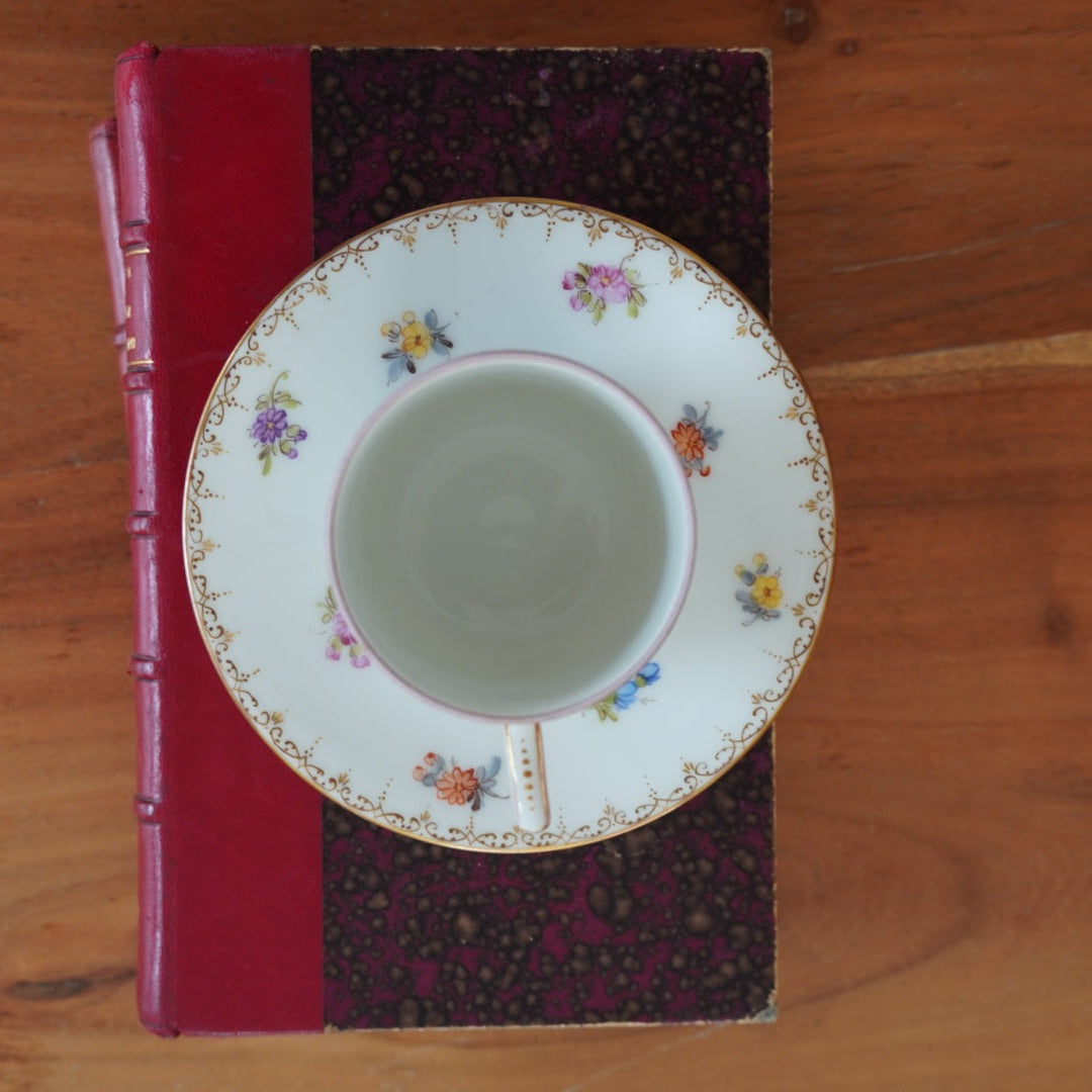 Petite tasse "Mathild" en hauteur en porcelaine fleurie et dorée allemande de Dresden