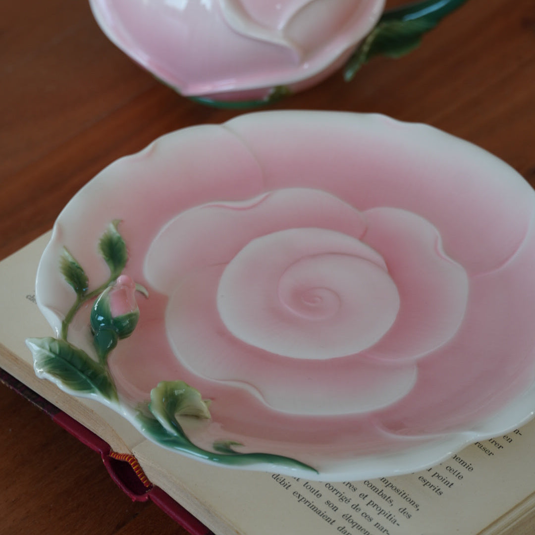 Théière "Rosa" son pot à lait et son sucrier en forme de rose en céramique et son assiette rose