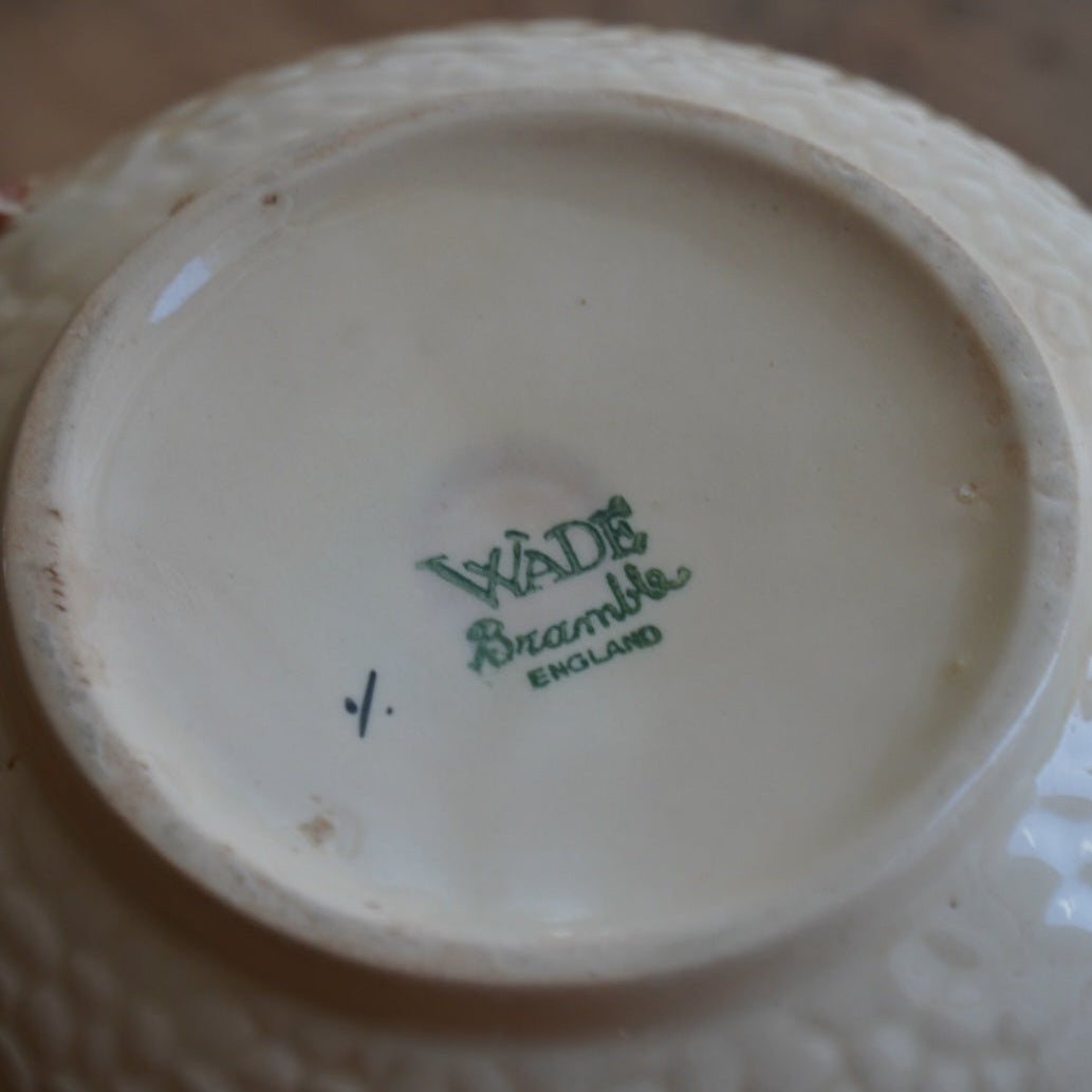 Théière "Hazel" en barbotine anglaise aux motifs d'automne en relief Wade modèle Bramble