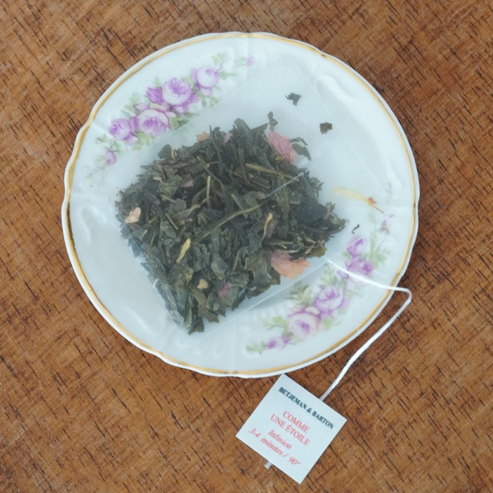 Coupelle / repose-sachet "Madulie" en porcelaine fleuri et doré