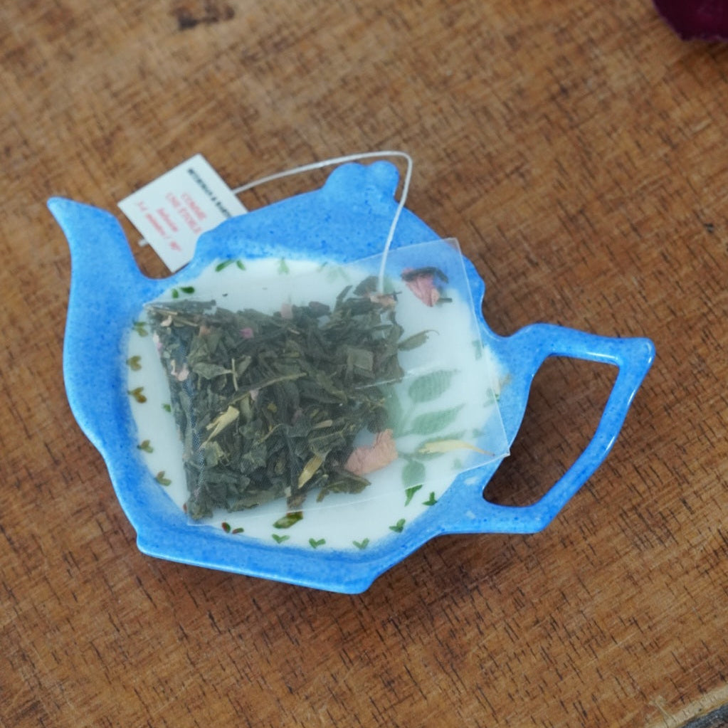 Repose-sachet "Onas" en porcelaine bleuté et fleuri peint à la main