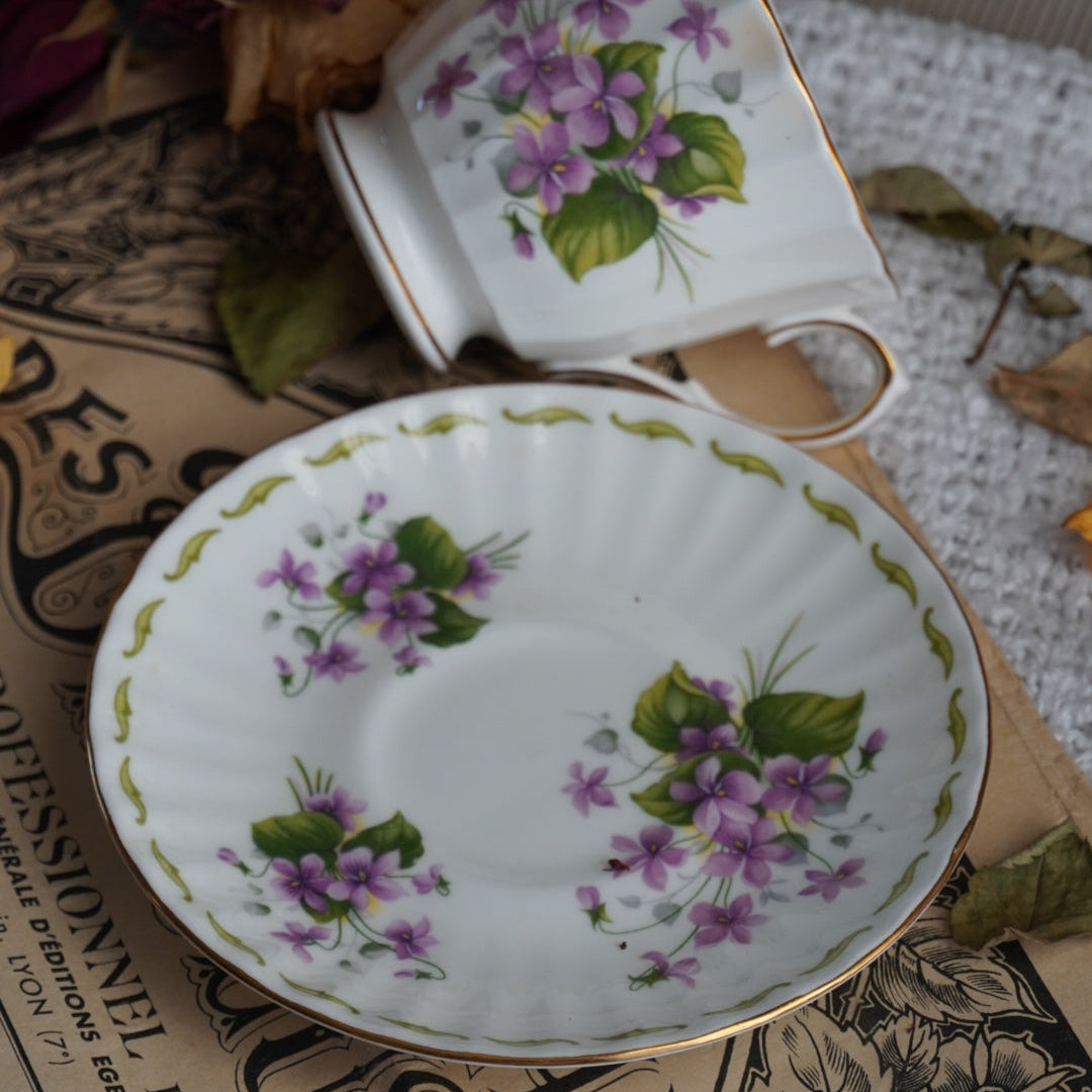 Tasse "Marcy" du mois de Mars en porcelaine anglaise fleurie Duchess