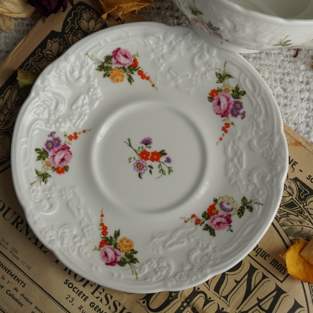 Tasse "Bridget" à deux anses en porcelaine anglaise fleurie Coalport