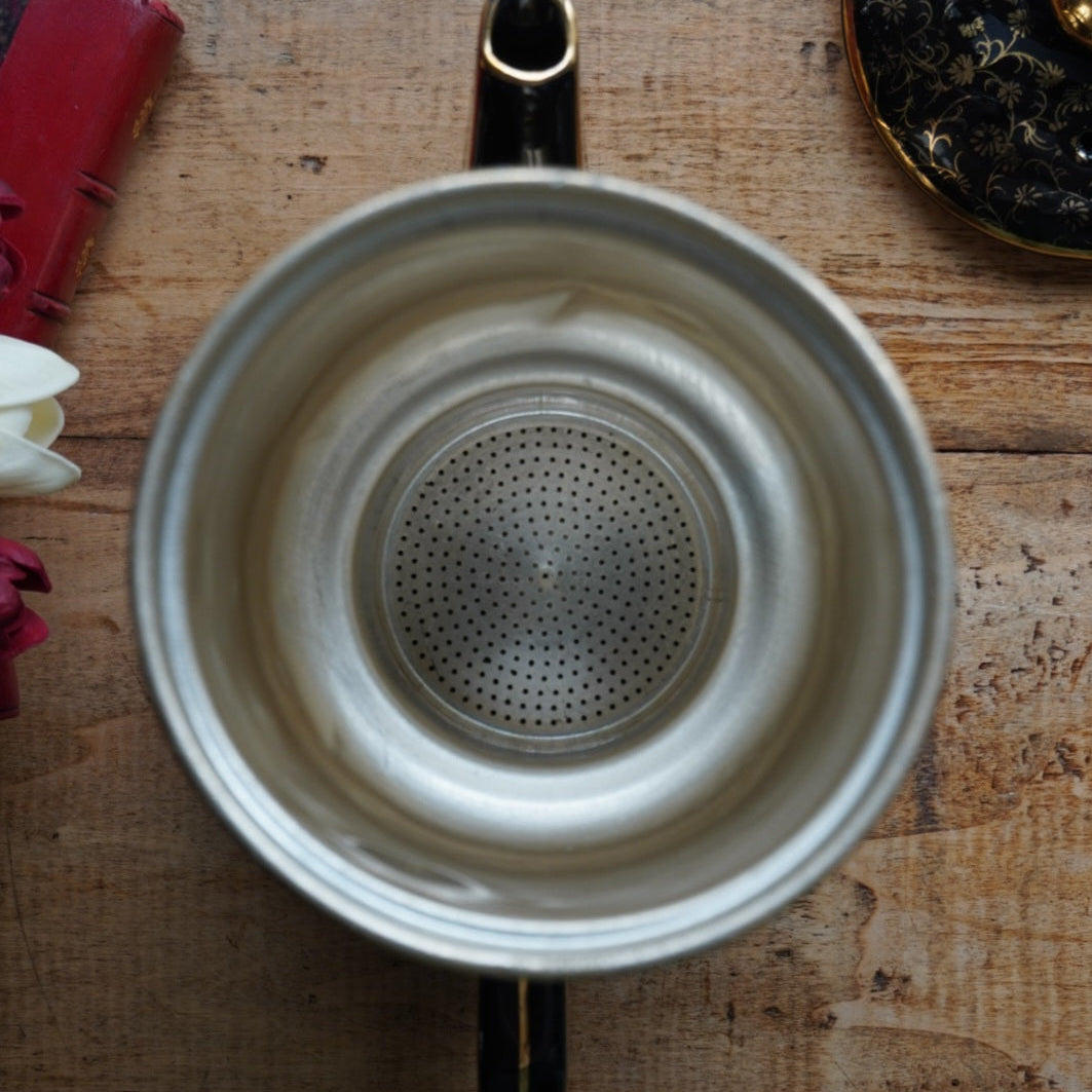 Cafetière "Théalie" en céramique française noire aux motifs fleuris dorés et son filtre à café en aluminium doré Salam années 50/60