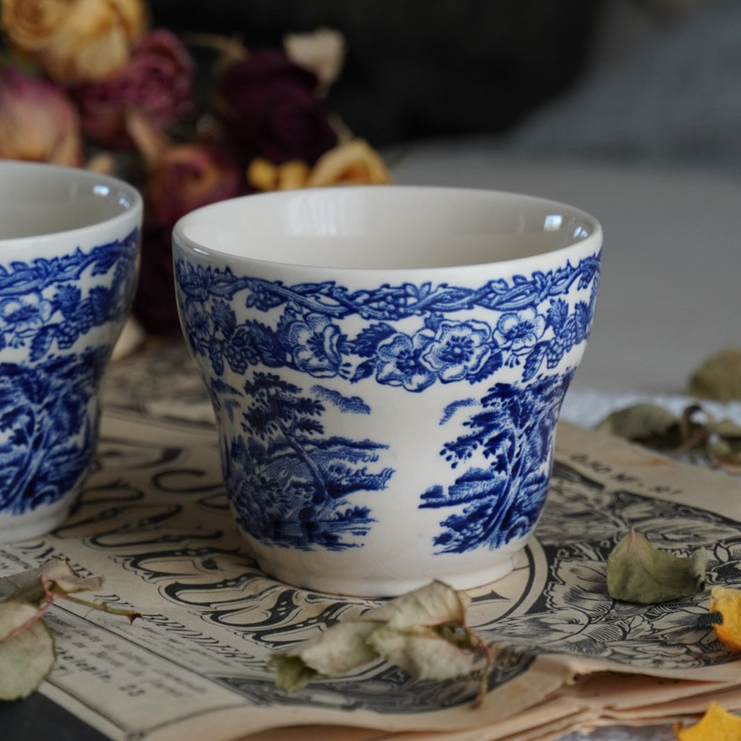 Tête-à-tête de tasses "Mary" en céramique anglaise aux motifs bleutés