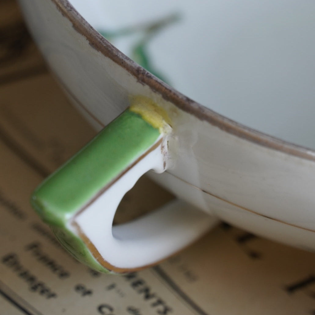 Tête-à-tête de grandes tasses "Marthe" à thé plates en porcelaine de Foëcy signées Lorioux