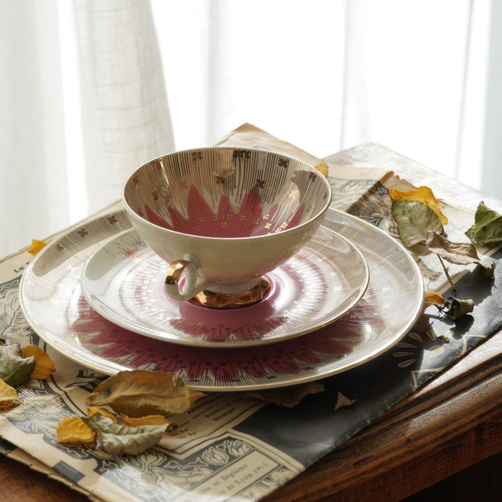 Tasse "Nicolina" en porcelaine allemande sur pied rose et dorée et son assiette à gâteau Bareuther Waldassen Bavaria