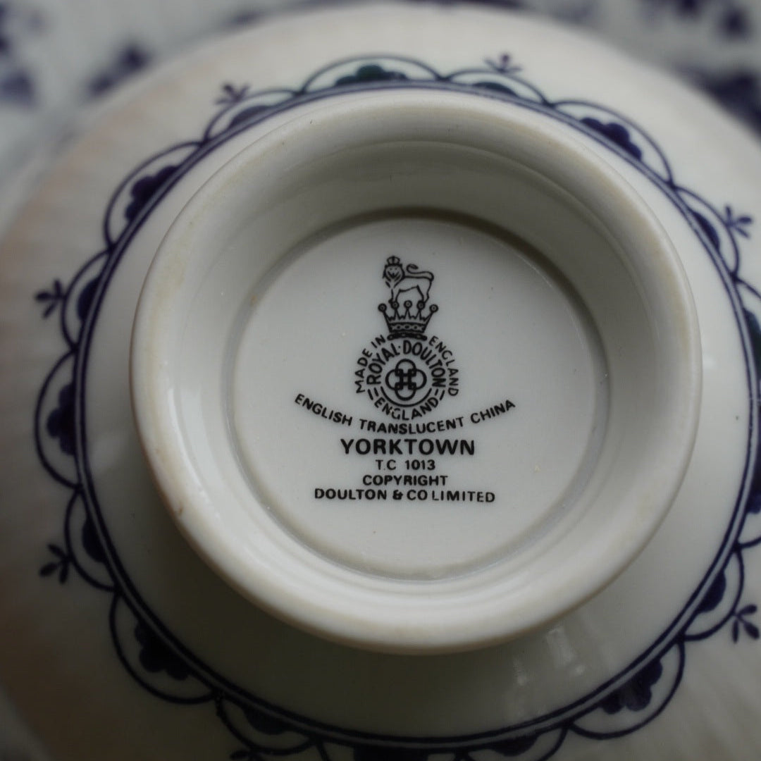 Tête-à-tête de tasses "Bluebell" en porcelaine anglaise côtelée au décor de vigne bleutée Royal Doulton modèle Yorktown