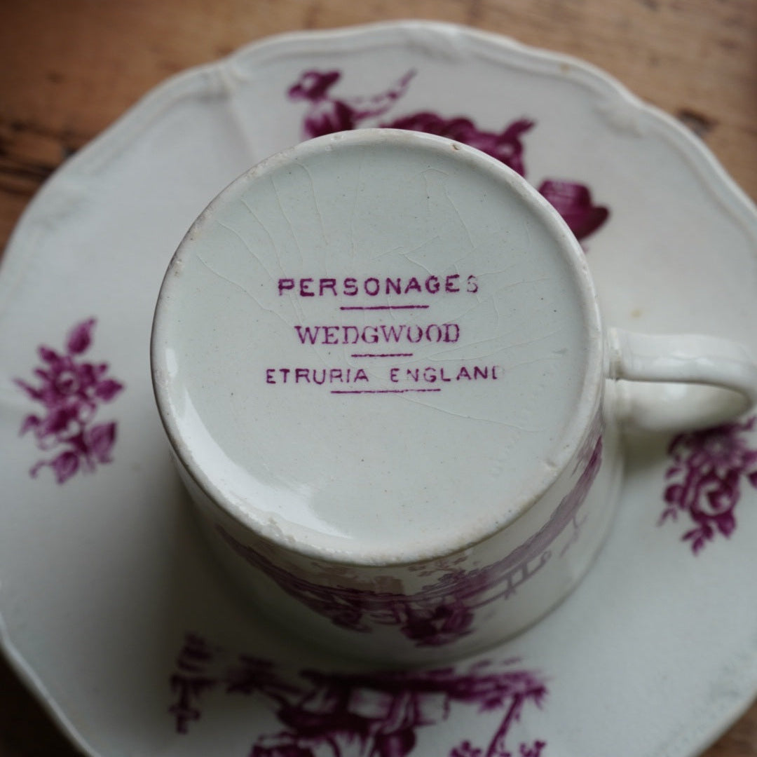 Tête-à-tête de petites tasses "Joan" en faïence anglaise aux décors floral et de scènes paysannes Wedgwood modèle Personages (RARE)