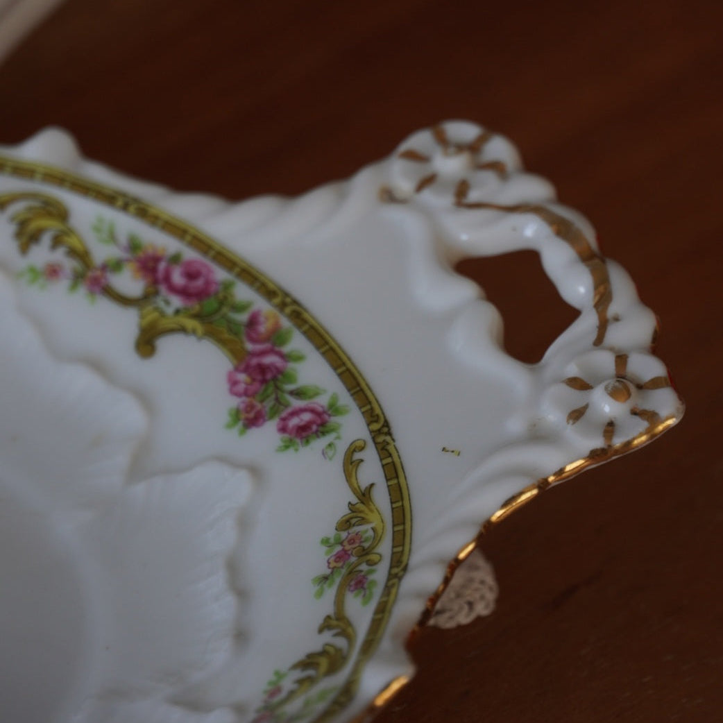 Grande tasse "Malonie" et sa grande sous-tasse à gâteau en porcelaine de Limoges fleurie et dorée