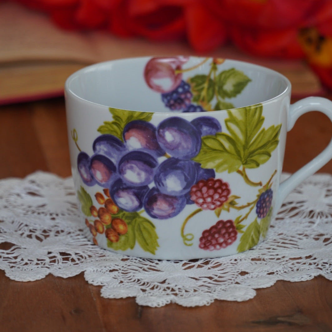 Grande tasse "Renelle" en porcelaine de Mehun-sur-Yèvre fruitée et colorée peinte à la main manufacture L'hirondelle