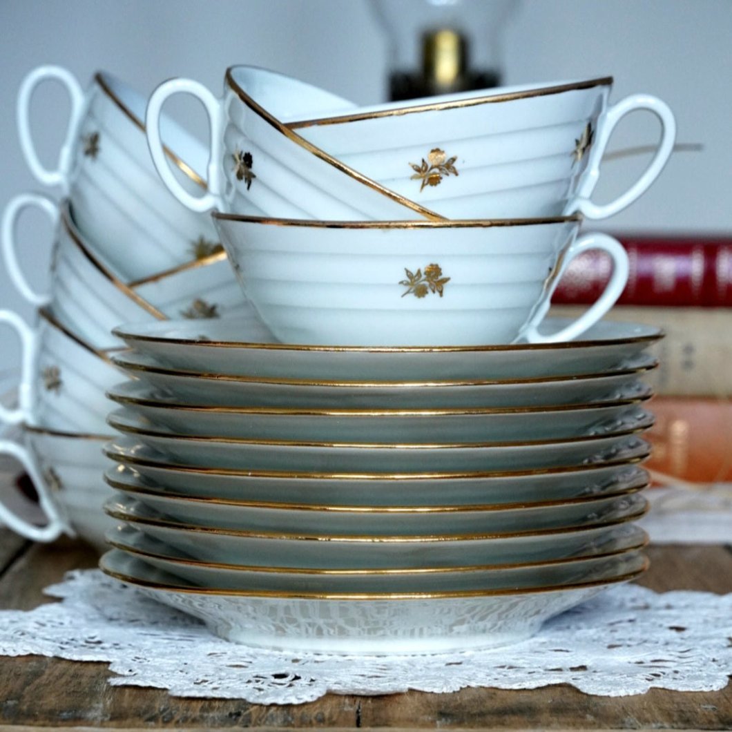 Partie de service à café en porcelaine blanche à liseré or chiffré GH