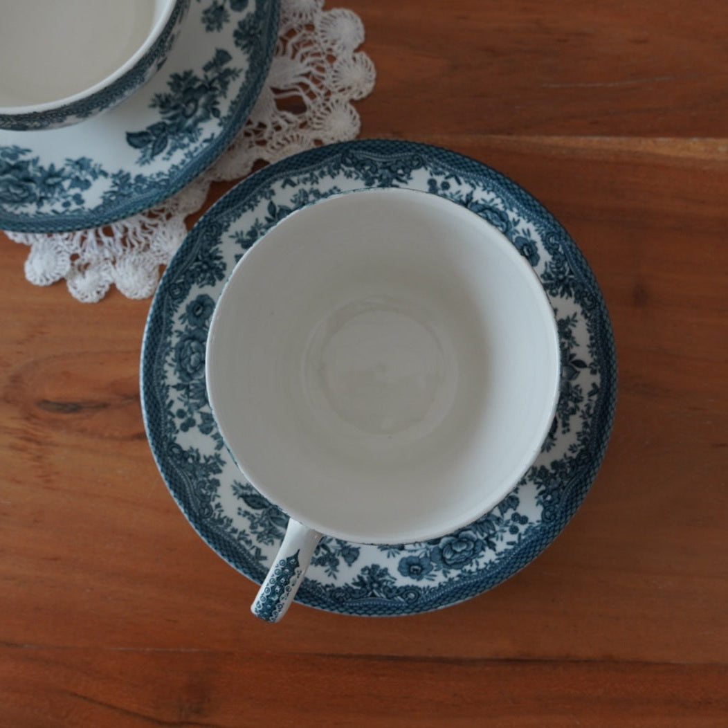 Tête-à-tête de grandes tasses "Roswitha" en porcelaine anglaise fleurie bleutée Enoch Wedgwood Tunstall Ltd. Asiatic Pheasants