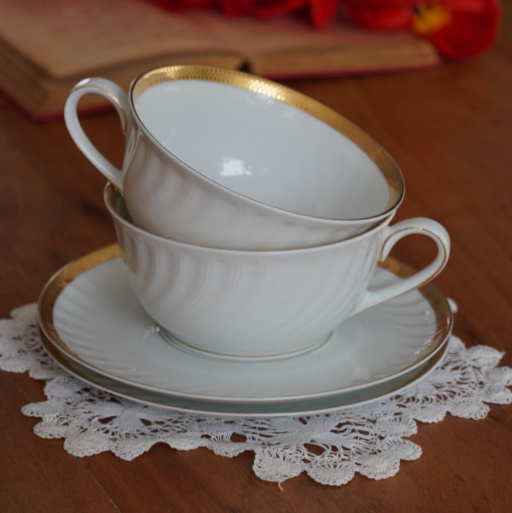 Grande(s) tasse(s) "Bertha" en porcelaine allemande blanche, torsadée et dorée PMR Bavaria Jaeger & Co Germany (lot de 1 ou de 2)