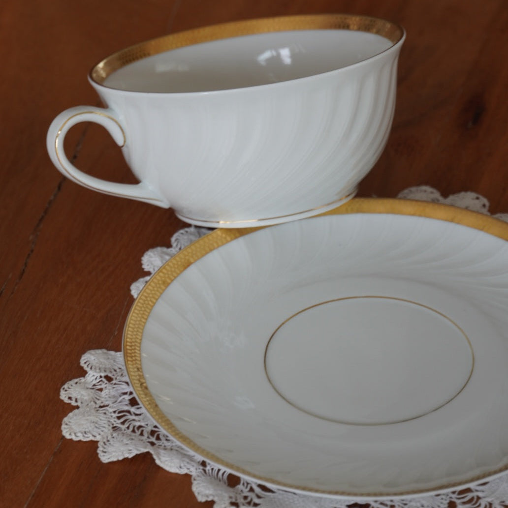 Grande(s) tasse(s) "Bertha" en porcelaine allemande blanche, torsadée et dorée PMR Bavaria Jaeger & Co Germany (lot de 1 ou de 2)