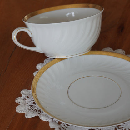 Grande(s) tasse(s) "Bertha" en porcelaine allemande blanche, torsadée et dorée PMR Bavaria Jaeger & Co Germany (lot de 1 ou de 2)