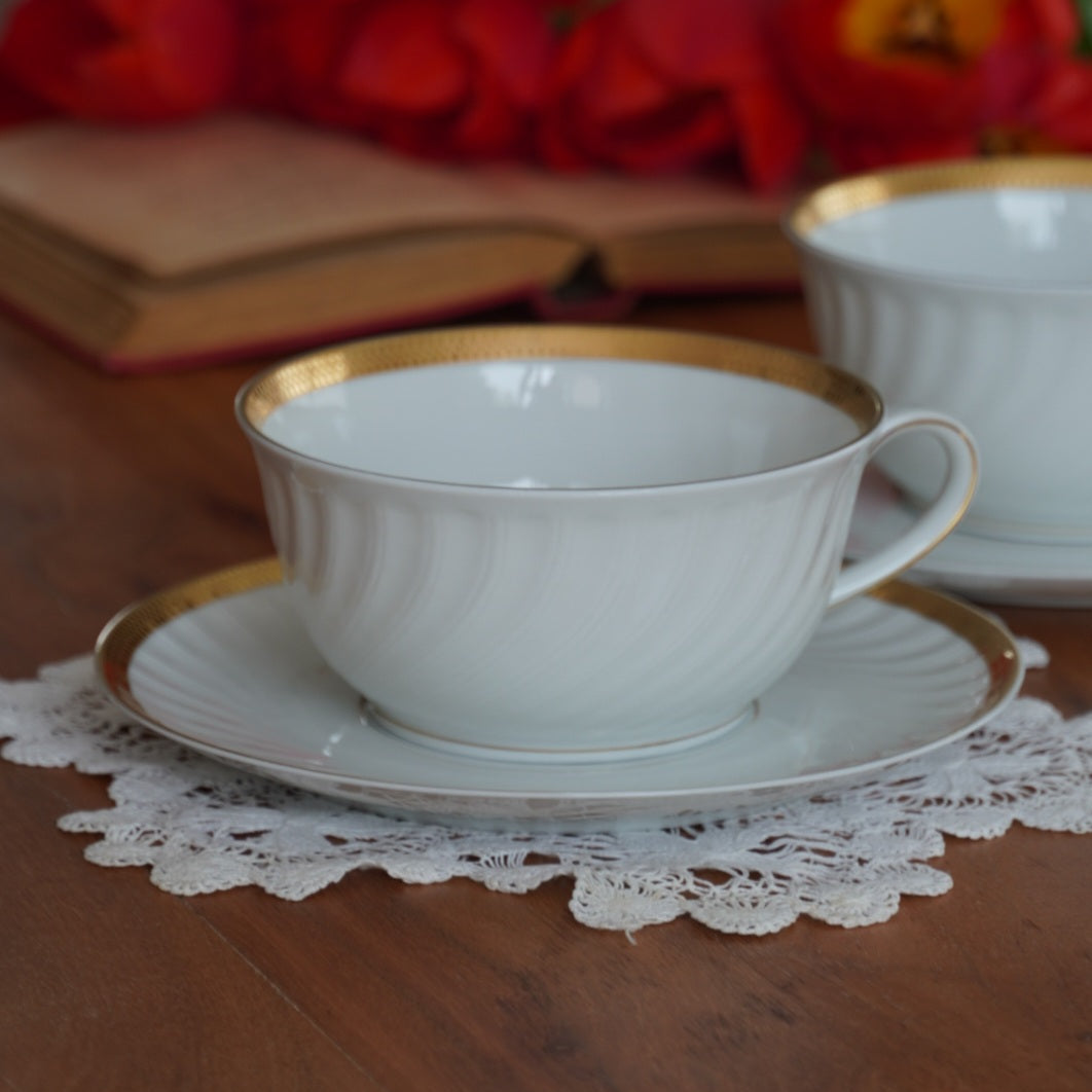 Grande(s) tasse(s) "Bertha" en porcelaine allemande blanche, torsadée et dorée PMR Bavaria Jaeger & Co Germany (lot de 1 ou de 2)