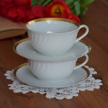 Grande(s) tasse(s) "Bertha" en porcelaine allemande blanche, torsadée et dorée PMR Bavaria Jaeger & Co Germany (lot de 1 ou de 2)