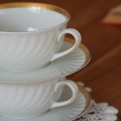 Grande(s) tasse(s) "Bertha" en porcelaine allemande blanche, torsadée et dorée PMR Bavaria Jaeger & Co Germany (lot de 1 ou de 2)