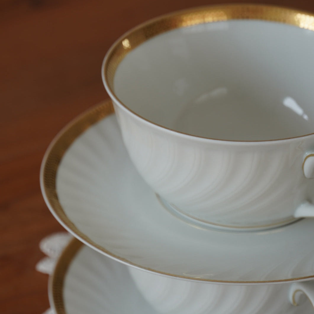 Grande(s) tasse(s) "Bertha" en porcelaine allemande blanche, torsadée et dorée PMR Bavaria Jaeger & Co Germany (lot de 1 ou de 2)