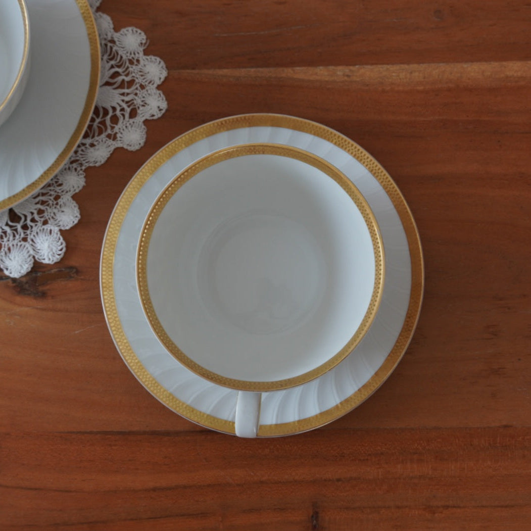 Grande(s) tasse(s) "Bertha" en porcelaine allemande blanche, torsadée et dorée PMR Bavaria Jaeger & Co Germany (lot de 1 ou de 2)