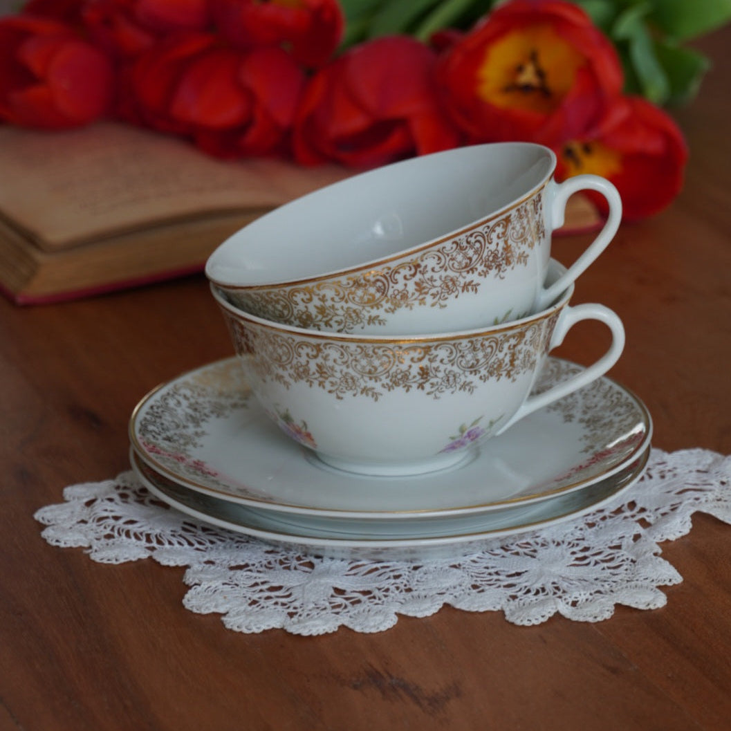 Tête-à-tête de tasses "Aliette" en porcelaine de Chauvigny fleurie et dorée F.D.