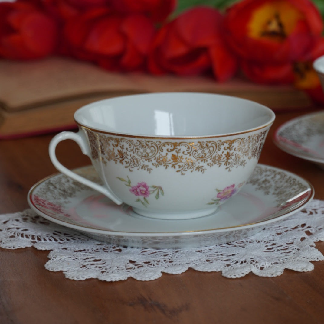 Tête-à-tête de tasses "Aliette" en porcelaine de Chauvigny fleurie et dorée F.D.